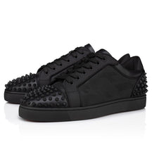 https://cdn.shopify.com/s/files/1/0914/8937/0495/files/1250208b026-1250208b026-main_image-ecommerce-christianlouboutin-seavaste2orlato-1250208_b026_j323_1_1200x1200_57a50c80-74cb-4461-be3a-05b3c3cf3efe.jpg?v=1745705034