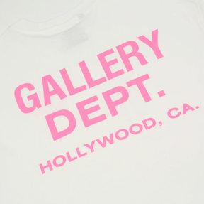 Rosafarbene Galerie-Tee